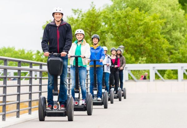 Mehrere Menschen fahren Segway