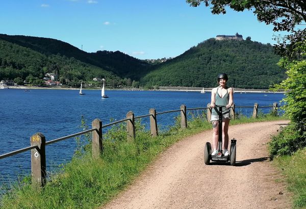 Frau fährt am Ederseeufer Segway