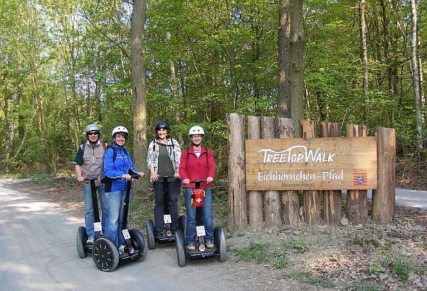 Gruppe fährt am Baumkronenweg Segway