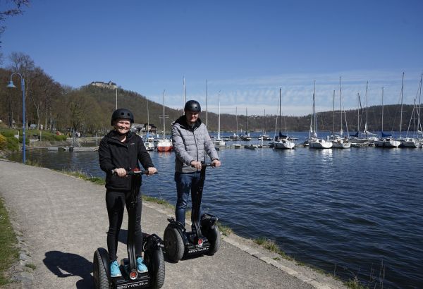 Frau und Mann fährt am Edersee Segway